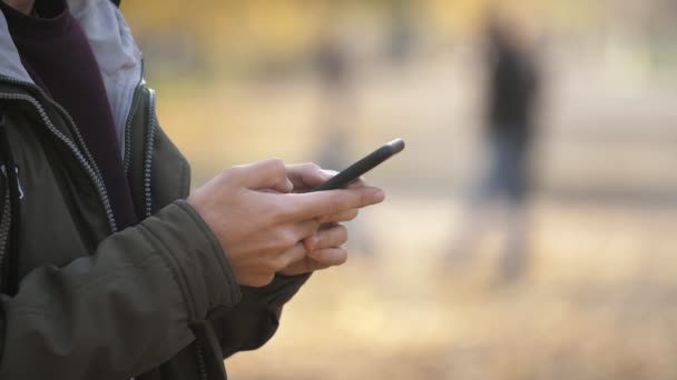 Молоді Чоловічі Руки Переглядають Інформацію Телефоні Парку Восени Шлю Оригінальний — стокове відео