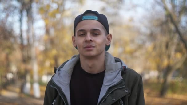 Jeune Homme Brun Intelligent Marchant Dans Parc Pittoresque Automne Ralenti — Video