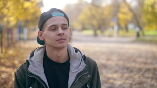 Joyeux Jeune Homme Promenant Dans Parc Pittoresque Automne Ralenti Vue — Video
