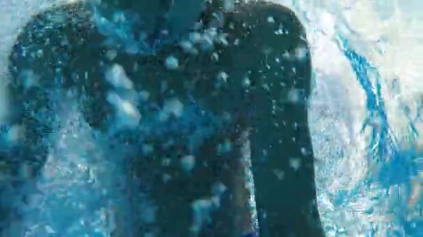 Menino Alegre Fazendo Salto Mortal Subaquático Com Monte Salpicos Piscina — Vídeo de Stock