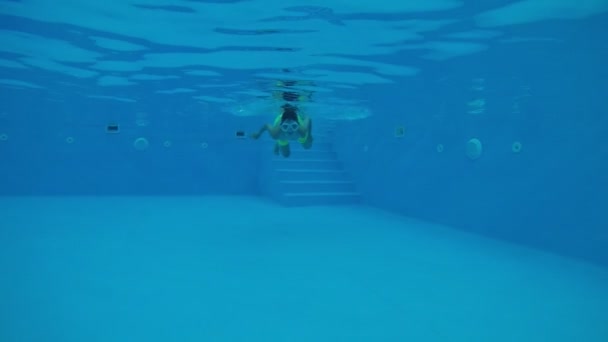 Menino Alegre Uma Máscara Nadando Debaixo Água Diretamente Uma Piscina — Vídeo de Stock
