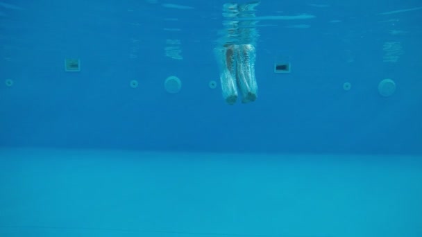 Heureux Adolescent Plongeant Les Pieds Abord Dans Une Piscine Par — Video