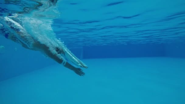 Adolescente Deportivo Buceando Cabeza Una Piscina Día Soleado Slo Increíble — Vídeo de stock