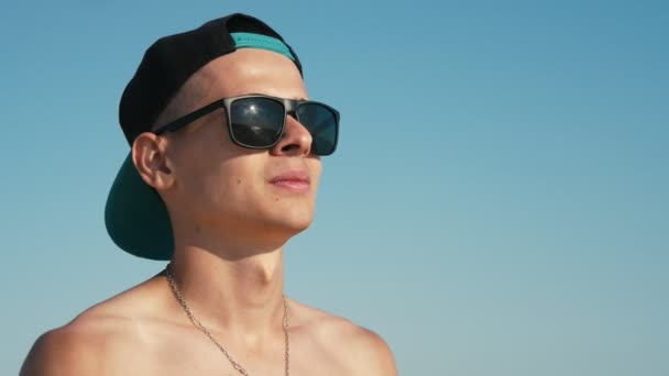 Elegante Giovane Uomo Con Cappello Occhiali Sole Piedi Guardando Rallentatore — Video Stock