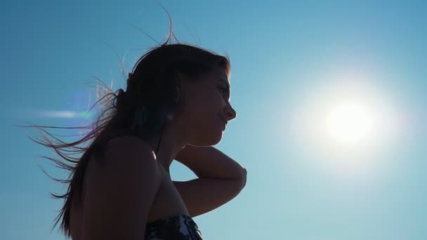 Piękna Młoda Kobieta Układająca Długie Włosy Plaży Morskiej Slo Inspirujący — Wideo stockowe