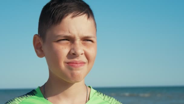 Garçon Joyeux Regardant Bord Mer Debout Sur Une Plage Sable — Video