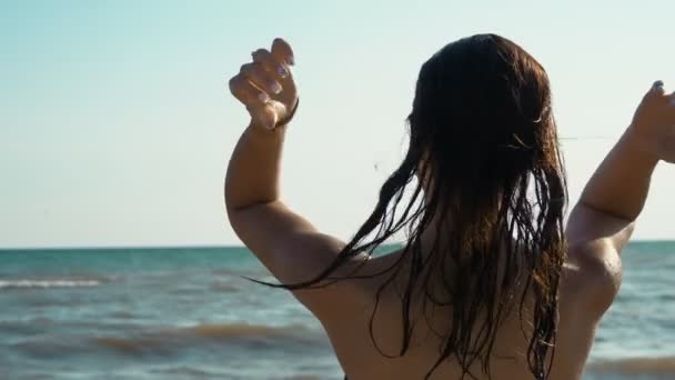 Тонкая Молодая Женщина Машет Длинными Волосами Морском Пляже Летом Замедленной — стоковое видео