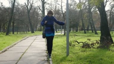 Sonbaharda güzel bir parkta dar bir kaldırımda yürüyen sarışın bir kadından esinlendim. Harika bir manzarası vardı. Şık bir ceketi olan, kısa saçlı, mutlu, sarışın bir kadın.