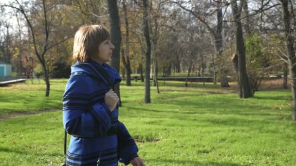 Sıska Sarışın Kadın Sonbaharda Güneşli Bir Parkta Yürüyor Gülümsüyor Yavaş — Stok video