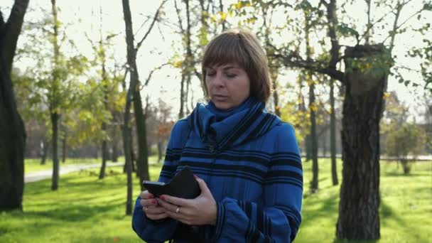 Zeki Sarışın Kadın Telefonda Telefonda Telefonda Parkta Ağır Çekimde Kısa — Stok video