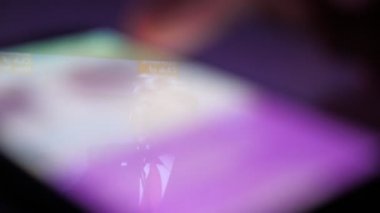 Kiev, Ukrayna - 8 Kasım 2019: Amerikan Başkanı Trump 'ın komik görüntüsü akıllı telefon ekranında. O, Amerikalı izleyicilere bir konuşma yapıyor. Erkek parmak kaymağını yiyor. Mesajlar ve fotoğraflar ona zorla kabul ettiriliyor.
