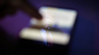 Kiev, Ukrayna - 8 Kasım 2019: Amerikan Başkanı Trump 'ın neşeli görüntüsü akıllı telefon ekranında. O, Amerikalı seyircilere hitap ediyor. Erkek parmak kaydırma metinleri ve ona dayatılan fotoğraflar