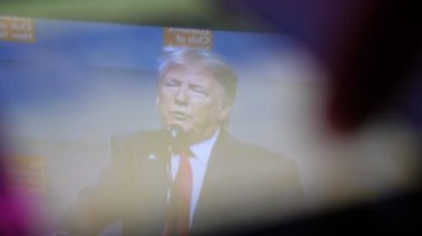 Kiev, Ukrayna - 8 Kasım 2019: Amerikan Başkanı Trump 'ın etkileyici konsept görüntüsü akıllı telefon ekranında. O, Amerikalı seyircilere hitap ediyor. Erkek indeksi, kendisine empoze edilen mesajları çalıyor