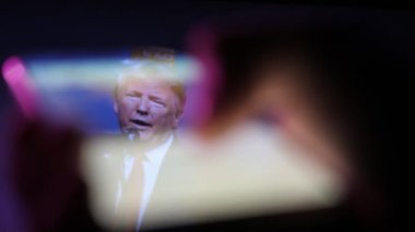 Kiev, Ukrayna - 8 Kasım 2019: Amerikan Başkanı Trump 'ın sürükleyici konsept görüntüsü akıllı telefon ekranında. O, Amerikalı seyircilerle konuşuyor. Erkek indeksi, kendisine dayatılan metinlerin kaymağını yiyor 