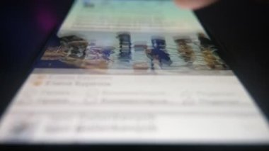 Kiev, Ukrayna - 8 Kasım 2019: Facebook şeridine doğrudan bir stüdyoda mesaj ve resimlerle dokunan ve yuvarlayan bir erkek indeksinin etkileyici yakın çekimi. Neşeli ve modern görünüyor..