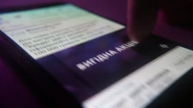 Kiev, Ukrayna - 8 Kasım 2019: Facebook mesajları ve resimlerle akıllı telefon ekranına dokunan ve kaydıran bir adamın heyecan verici yakın çekimi. İnternette geziniyor ve fotoğraf arıyor..
