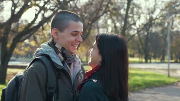 Kedves Fiatal Pár Áll Csókolgatja Egymást Egy Sikátorban Ősszel Slo — Stock videók