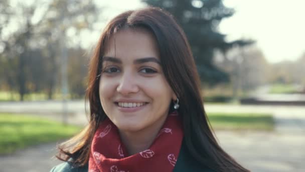 Menina Morena Inteligente Sorrindo Alegremente Parque Agradável Dia Ensolarado Parque — Vídeo de Stock