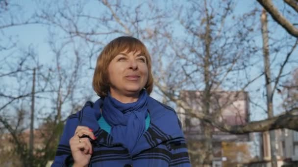 Zarif Sarışın Kadın Sonbaharda Ağaçlarla Birlikte Parkta Geziniyor Yavaş Çekimde — Stok video