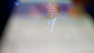 Kiev, Ukrayna - 8 Kasım 2019: Amerikan Başkanı Trump 'ın muhteşem konsept görüşü akıllı telefon ekranına yansıdı. O, Amerikan seyirciyi ikna ediyor. Zorunlu resimlere dokunan erkek indeksi    