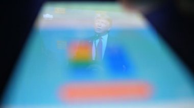 Kiev, Ukrayna - 8 Kasım 2019: Amerikan Başkanı Trump 'ın akıllı telefon ekranındaki konsept görüntüsü. O, Amerikalı izleyicilere bir konuşma yapıyor. Resimleri kaydıran erkek indeksi    