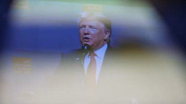 Kiev, Ukrayna - 8 Kasım 2019: Amerikan Başkanı Trump 'ın akıllı telefon ekranındaki görüntüsü. O, Amerikalı seyircilerle konuşuyor. Erkek indeksi kendisine empoze edilen metinleri kaydırıyor    