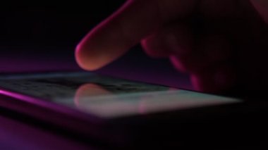 Instagram bilgisi ile Instagram ekranına dokunan ve kaydıran adam, Instagram mesajları ve fotoğraflarıyla akıllı telefon ekranına dokunan ve kaydıran adamın işaret parmağının yakın plan görüntüsünü heyecanlandırıyor. İnternet siber aleminde geziniyor..