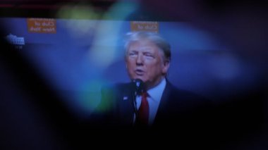 Kiev, Ukrayna - 8 Kasım 2019: Amerikan Başkanı Trump 'ın akıllı telefon ekranındaki orijinal konsept görüntüsü. İzleyicilerini özgürlüğün, hukukun ve insan haklarının sembolü olarak ikna ediyor..    