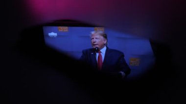 Kiev, Ukrayna - 8 Kasım 2019: Amerikan Başkanı Trump 'ın akıllı telefon ekranındaki görüntüsü. İzleyicilerini özgürlük ve demokrasinin bir sembolü olarak konuşuyor ve ikna ediyor..    
