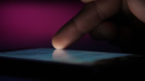 Männlicher Zeigefinger Der Einen Telefonbildschirm Mit Texten Und Bildern Berührt — Stockvideo