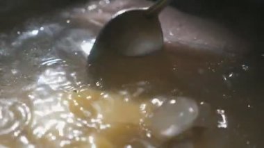 Geleneksel Ukrayna balık çorbası Ukrayna usulü karıştırılmış, tencerede kaynayan harika bir metal kaşık karıştırıcı ukha, patates, defne yaprağı, büyük bir güveçte kaynatan tuz ve sebzeli geleneksel Ukrayna balık çorbası..