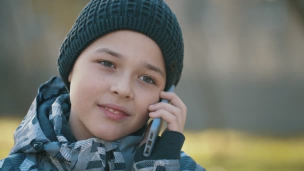 Счастливый Ребенок Вязаной Шляпе Болтает Отцом Телефону Открытом Воздухе Осенью — стоковое видео