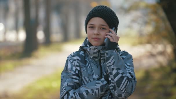 Joyeux Garçon Dans Chapeau Tricoté Bavarder Avec Mère Sur Téléphone — Video