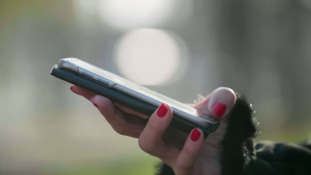Kobieta Czerwonym Makijażem Dotykająca Ekranu Smartfona Ulicy Jesienią Oryginalny Widok — Wideo stockowe