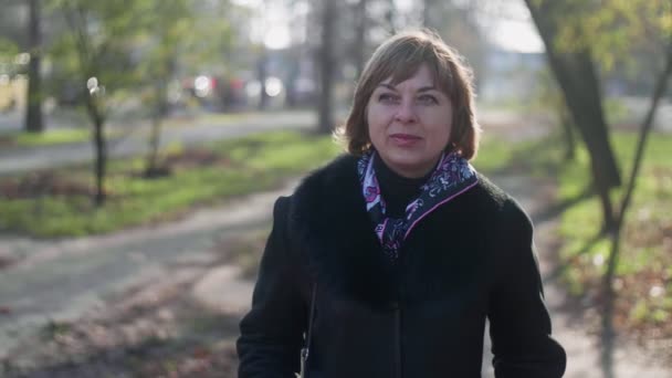 Leuke Blonde Vrouw Staande Lachend Een Trendy Jas Straat Herfst — Stockvideo