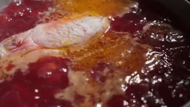 在一只盛满洋葱 西红柿 卷心菜和大蒜的美味的乌克兰传统罗宋汤中煮出的大块白肉的令人印象深刻的特写 — 图库视频影像