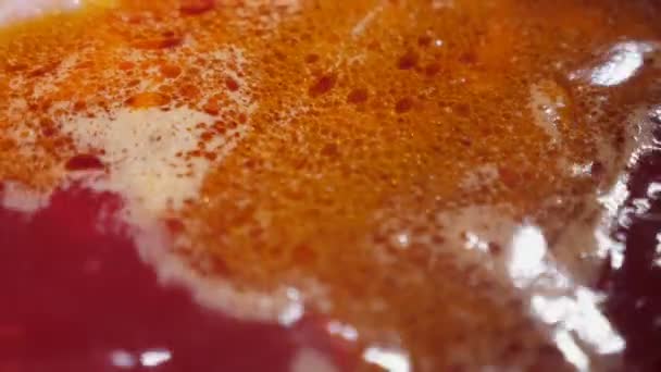 用新鲜的红色和黄色的乌克兰罗宋汤与切碎的卷心菜 胡萝卜 西红柿 土豆和绿色香草在厨房里进行着愉快的特写 — 图库视频影像