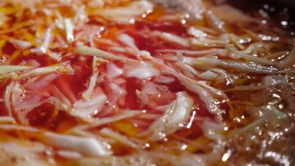 Kırmızı Sarı Ukrayna Çorbası Mutfakta Büyük Metalik Bir Güveçte Kaynıyor — Stok video