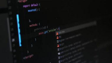 Programlama çalışmaları büyük siyah bir pc ekranda yürütüldü. Programlama sürecinin birçok işareti sersemletici bir şekilde büyük siyah bir ekranda yürütüldü. Renkli semboller, basamaklar, simgeler ve harfler akıllı bir şekilde yapıldı..