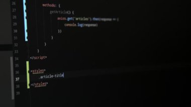 Programlama süreci büyük siyah bir ekranda birçok sembolle gösterilir. Programlama sürecinin muhteşem görüntüsü, birçok sembol, rakam ve harfle büyük siyah bir ekranda tasvir edilir. Yüksek teknoloji ile görünür ve kaybolur..