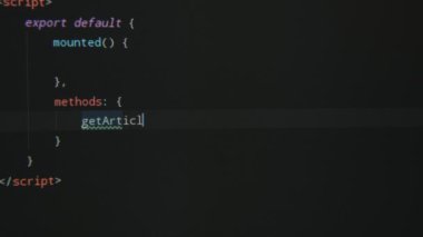 Görünürde numaralar, harfler ve diğer sembollerle siyah bilgisayar ekranı parlayan, görünen ve kaybolan rakamlar, harfler ve diğer işaretlerle birlikte orijinal görünüm. Yenilikçi, teknolojik ve neşeli görünüyor.