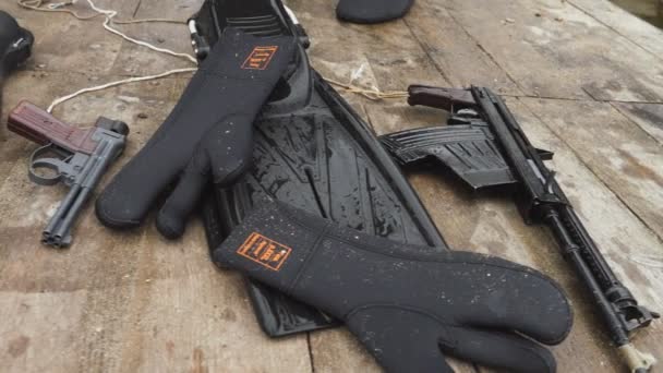 우크라이나 오데사 2019 여름에 다리에 해병대 지느러미 기관총의 괜찮아 보이고 — 비디오