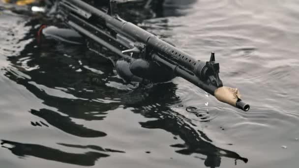 Nadador Combate Con Una Ametralladora Las Manos Aparece Las Aguas — Vídeo de stock