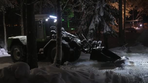 Moderní Traktor Velkým Požárem Čistící Dřevo Finsku Noci Zimě Nádherný — Stock video