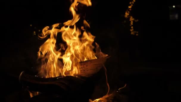 スロモの暖炉で遊ぶ黄色とオレンジ色の炎の舌を魅了スローモーションで多色の火の舌が詰まったスタックに置かれた木で暖炉の炎の素晴らしい景色 それは感動的で印象的です — ストック動画