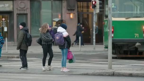 Helsinki Finlandia Diciembre 2019 Vista Inspiradora Muchos Escolares Que Esperan — Vídeo de stock