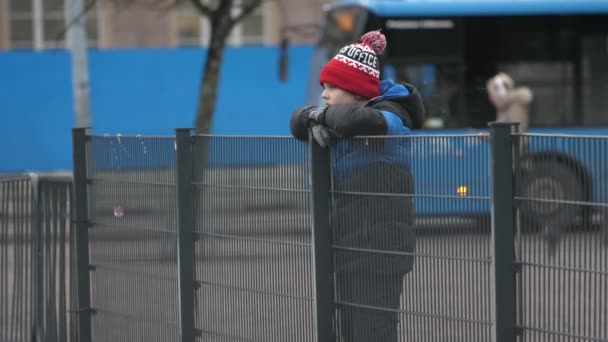 Helsinki Finlândia Dezembro 2019 Vista Alegre Jovem Turista Com Chapéu — Vídeo de Stock