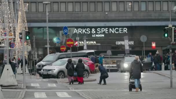 Helsinky Finsko Prosince 2019 Optimistický Pohled Mladou Blonďatou Matku Kočárkem — Stock video