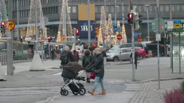 Helsinki Finlândia Dezembro 2019 Vista Alegre Jovem Mãe Loira Com — Vídeo de Stock