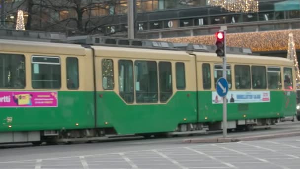 Helsinki Finlandia Grudnia 2019 Wspaniały Widok Nowego Metalicznego Zielonego Tramwaju — Wideo stockowe